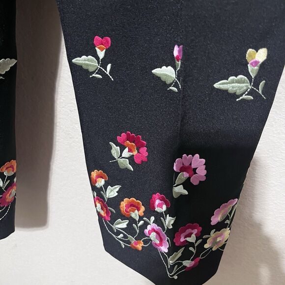 New Larry Levine Cropped Pants Size 8P Black Embroidered Floral Ankle High Rise - Picture 6 of 7